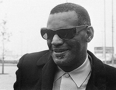 Ray Charles am 5. Oktober 1968 bei Ankunft auf dem Flughafen Amsterdam Schiphol; Rechteinhaber: Nationaal Archief&nbsp;(Den Haag, Rijksfotoarchief; Bestandsnummer: 921-7410); Urheber/Fotograf: Eric Koch / Anefo; Quelle: Wikimedia Commons; Lizenz: CC0 1.0 (Verzicht auf das Copyright