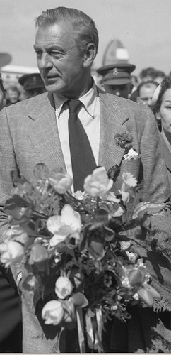 Gary Cooper am 15. April 1955 bei seiner Ankunft auf dem Amsterdamer Flughafen "Schiphol"; Rechteinhaber: Nationaal Archief (Den Haag, Rijksfotoarchief; Bestandsnummer: 907-0727); Ausschnitt des Originalfotos; Urheber/Fotograf: Daan Noske / Anefo; Quelle: Wikimedia Commons; Lizenz: www.gahetna.nl/over-ons/open-data / CC0 1.0 Universell