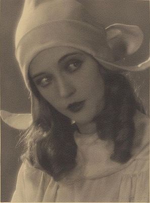Marion Davies in dem Film "The Red Mill" (1927), fotografiert von Ruth Harriet Louise (1903 – 1940); Quelle: Wikimedia Commons