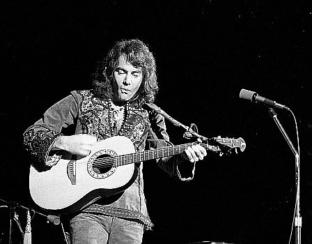 Neil Diamond am 21. August 1972 auf der B�hne des "Greek Theatre" in Los Angeles; Quelle: Wikimedia Commons von "UCLA Library Digital Collection"; Urheber: Larry Bessel/"Los Angeles Times"; Lizenz: CC BY 4.0 Deed