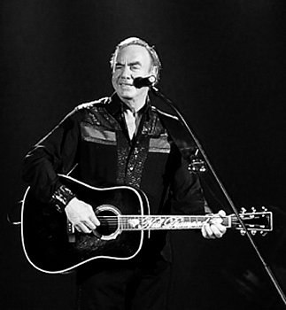 Neil Diamond am 20. Juni 2011 während des Konzertes in der "Arena Oberhausen" (Ausschnitt des Fotos Neil Diamond Oberhausen 2011.jpg); Urheber: Wikimedia-User Ger1axg; Lizenz: CC-by-SA3.0; Quelle: Wikipedia bzw. Wikimedia Commons