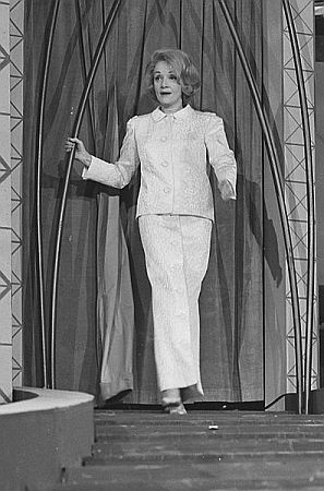 Marlene Dietrich bei der "Grand Gala du Disque Populaire" am 12. Oktober 1963 im Kurhaus Scheveningen; Rechteinhaber: Nationaal Archief(Den Haag, Rijksfotoarchief; Bestandsnummer: 915-6290); Urheber/Fotograf: Koch, Eric / Anefo; Quelle: Wikimedia Commons; Lizenz: www.gahetna.nl/over-ons/open-data / CC BY-SA 3.0 NL
