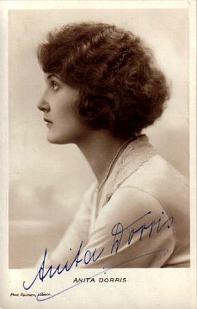 Anita Dorris auf einer Fotografie von Wilhelm Paulsen (verstorben 1920/21); Quelle: Wikipedia; Photo-Postkarte (Autogrammkarte); Lizenz: gemeinfrei