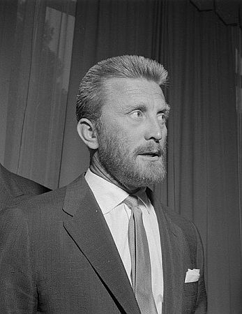 Kirk Douglas Anfang September 1955 in Amsterdam anlässlich der Aufnahmen zu dem Film "Vincent van GoghEin Leben in Leidenschaft; Rechteinhaber: Nationaal Archief (Den Haag, Rijksfotoarchief; Bestandsnummer: 907-3153); Urheber/Fotograf: Behrens, Herbert / Anefo; Quelle: Wikimedia Commons; Lizenz:www.gahetna.nl/over-ons/open-data / CC BY-SA 3.0 NL