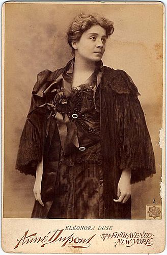 Eleonora Duse 1896 in New York; Urheber: Aim Dupont (18421900); Quelle: Wikimedia Commons; Diese Bild- oder Mediendatei ist gemeinfrei, weil ihre urheberrechtliche Schutzfrist abgelaufen ist. Dies gilt für die Europäische Union, die Vereinigten Staaten, Australien und alle weiteren Staaten mit einer gesetzlichen Schutzfrist von 70Jahren nach dem Tod des Urhebers.