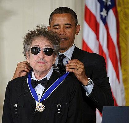 Pr�sident Barack Obama zeichnet Bob Dylan am 29.05.2012 mit der "Medal of Freedom" aus (Ausschnitt des Originalfotos); Urheber: Bill Ingalls/NASA1); Lizenz: gemeinfrei; Quelle Wikimedia Commons