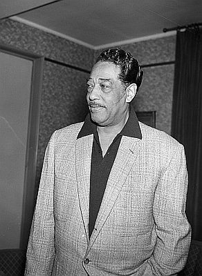 Duke Ellington am 18. September 1959 im "Amstelhotel" in Amsterdam; Rechteinhaber: Nationaal Archief�(Den Haag, Rijksfotoarchief; Bestandsnummer: 910-6850); Urheber/Fotograf: Joop van Bilsen / Anefo; Quelle: Wikimedia Commons (Ausschnitt des Originalfotos); Lizenz:  CC0 1.0 (Verzicht auf das Copyright)