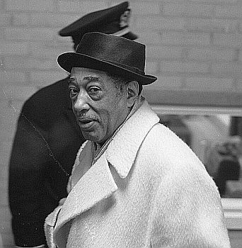 Duke Ellington am 16. September 1963 bei Ankunft auf dem Flughafen Amsterdam Schiphol anl�sslich eines Konzerts in Den Haag; Rechteinhaber: Nationaal Archief�(Den Haag, Rijksfotoarchief; Bestandsnummer: 914-8257); Urheber/Fotograf: Hugo van Gelderen / Anefo; Quelle: Wikimedia Commons (Ausschnitt des Originalfotos); Lizenz:  CC0 1.0 (Verzicht auf das Copyright)