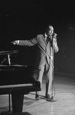 Duke Ellington am 3. M�rz 1964 w�hrend eines Konzerts in der Genfer "Victoria Hall"; Urheber: Hans Gerber/"Comet Photo" ("Comet Photo AG", Z�rich); dieses Bild stammt aus der Sammlung (Bildarchiv)  der ETH-Bibliothek und wurde auf Wikimedia Commons im Rahmen einer Kooperation mit Wikimedia CH ver�ffentlicht; Quelle: www.e-pics.ethz.ch; (Com_L13-0030-0001-0006.tif); Lizenz: CC BY-SA 4.0