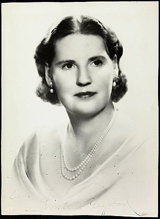 Portrait von Kirsten Flagstad ca. 1940–1945; Rechteinhaber/Urheber: Nasjonalbiblioteket/Unbekannter Fotograf; Quelle: Wikimedia Commons von www.flickr.com; Lizenz: CC BY 2.0