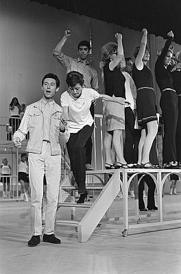 Silvio Francesco mit Schwester Caterina Anfang Juni 1967 in der "Caterina Valente Show" im "RAI Amsterdam"; Rechteinhaber: Nationaal Archief (Den Haag, Rijksfotoarchief, Bestandsnummer: 920-3863); Urheber/Fotograf: Jac Nijs; Quelle: Wikimedia Commons; Lizenz:CC0 1.0 (Verzicht auf das Copyright)