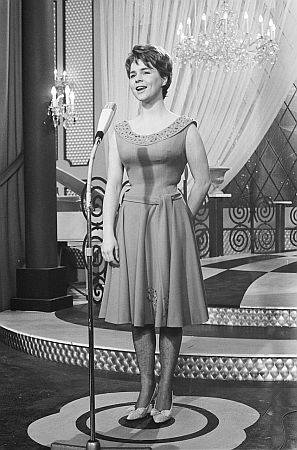 Cornelia Froboess am 18. Mrz 1962 beim "Grand Prix Eurovision" in Luxemburg; Rechteinhaber: Nationaal Archief (Den Haag, Rijksfotoarchief; Bestandsnummer: 913-6614); Urheber/Fotograf: Pot, Harry / Anefo; Quelle: Wikimedia Commons; Lizenz: www.gahetna.nl/over-ons/open-data / CC BY-SA 3.0 NL