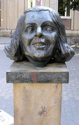Gedenkstein Claire Waldoff, Friedrichstraße 107 (Berlin-Mitte); Urheber/Bildhauer: Reinhard Jacob; Quelle: Wikipedia bzw. Wikimedia Commons; Urheber (Foto): Wikimedia-Benutzer OTFW, Berlin, Lizenz CC-BY-SA 3.0.