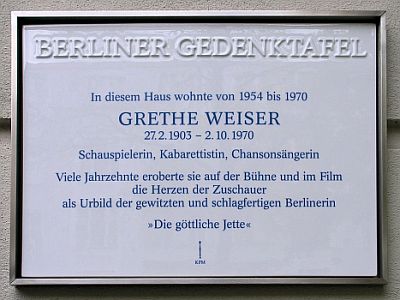 Gedenktafel Grethe Weiser, Giesebrechtstraße 18 in Berlin-Charlottenburg; Quelle: Wikipedia bzw. Wikimedia Commons; Urheber: Wikimedia-Benutzer OTFW, Berlin, Lizenz CC-BY-SA 3.0.