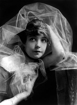 Lillian Gish ca. 1915, fotografiert von Fred Hartsook (1876 – 1930);  Quelle: Wikimedia Commons von der US-amerikanischen "Library of Congress", ID cph.3b43298