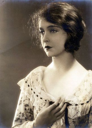 Lillian Gish ca. 1930, fotografiert von Ruth Harriet Louise (1903–1940); Quelle: Wikimedia Commons; Lizenz: gemeinfrei
