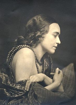 Jenny Hasselqvist ca. 1915, fotografiert von Henry B. Goodwin (1878 – 1931); Quelle: Wikimedia Commons