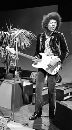 Jimi Hendrix 1967 bei einem Auftritt in der niederländischen TV-Show "Hoepla"; Urheber: A. Vente; Quelle: Beeld en Geluidwiki – Gallery: Hoepla; Genehmigung: Licentie afbeeldingen Beeld en Geluidwiki / CC-BY-SA 3.0. Niederlande; Quelle: Wikipedia bzw. Wikimedia Commons