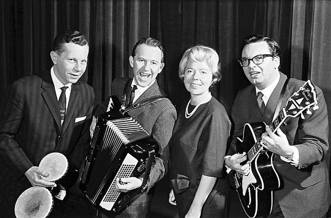 Friedel Hensch & die Cyprys am 6. Februar 1961 im Stadttheater Freiburg ("SWF, Josephine Baker") (v.l.n.r.: Hans-Joachim Kipka, Karl Geithner, Friedel Hensch, Werner Cyprys); Urheber: Willy Pragher; Quelle: Landesarchiv Baden-Wrttemberg/Deutsche Digitale Bibliothek) bzw. Wikimedia Commons; Lizenz: CC BY 3.0