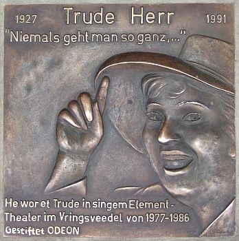 Gedenktafel für Trude Herr vor ihrem ehemaligen Theater in der Kölner Severinstraße 81; Urheber: Balham Bongos; Lizenz: Gemeinfrei, Wikimedia Public domain; Quelle: Wikimedia Commons