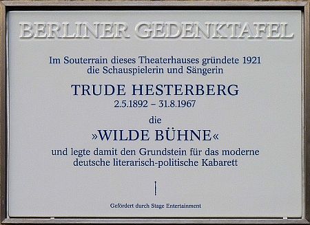 Gedenktafel fr Trude Hesterberg am Haus in der Kantstra 12 im Berliner Ortsteil Charlottenburg; Urheber: OTFW, Berlin; Lizenz: CC BY 3.0; Quelle:  Wikimedia Commons