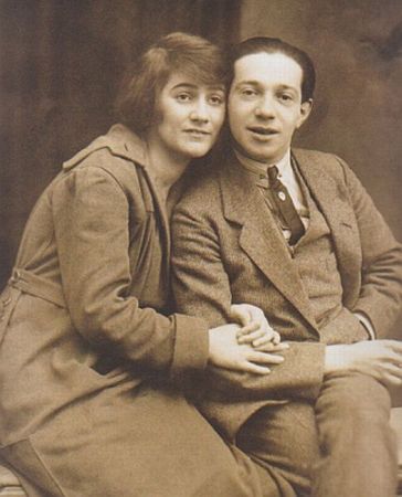 Blandine Ebinger und Friedrich Hollaender zwischen 1919 und 1926; Quelle: Wikimedia Commons von Cabaret Berlin: Blandine Ebinger; Urheber: Fotoatelier "Zander & Labisch" (Albert Zander u. Siegmund Labisch) (1863–1942); Lizenz: gemeinfrei