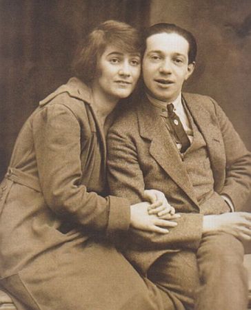 Blandine Ebinger und Friedrich Hollaender zwischen 1919 und 1926; Quelle: Wikimedia Commons von Cabaret Berlin: Blandine Ebinger; Urheber: Fotoatelier "Zander & Labisch" (Albert Zander u. Siegmund Labisch) (18631942); Lizenz: gemeinfrei