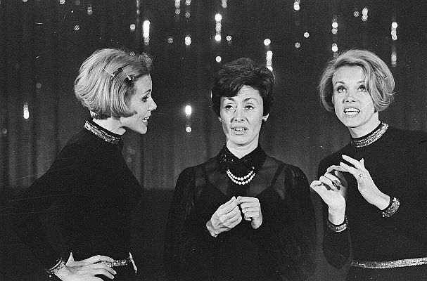 Alice und Ellen Kessler am 6. Juni 1967 mit Caterina Valente (Mitte) in deren "Caterina-Valente-Show" bei "Radiotelevisione italiana" (RAI); Rechteinhaber: Nationaal Archief�(Den Haag, Rijksfotoarchief; Bestandsnummer: 920-3856); Urheber/Fotograf: Jack de Nijs / Anefo; Quelle: Wikimedia Commons; Lizenz:  CC0 1.0 (Verzicht auf das Copyright)