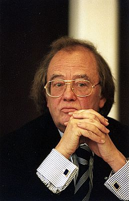 Ren� Kollo 1999 beim internationalen Gesangswettbewerb "Neue Stimmen"; Urheber: Marc Darchinger / "Bertelsmann Stiftung"; Lizenz: CC-BY-SA 3.0 (DE); Quelle: Wikimedia Commons