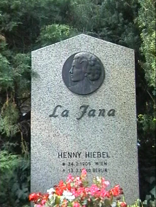 Ehrengrab La Janas (Henny Hiebel) auf dem Waldfriedhof Dahlem in Berlin; Urheber: Wikimedia-User HelenaL; Lizenz CC-BY-SA 3.0.; Quelle: Wikipedia bzw. Wikimedia Commons