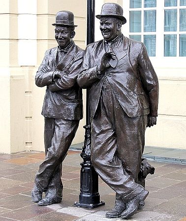 Statue von Stan Laurel und Oliver Hardy in Laurels Geburtsort Ulverston; Urheber des Fotos: Hilton Teper; Quellw: Wikimedia Commons; Lizenz: CC BY-SA 3.0 Deed