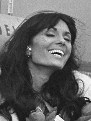 Daliah Lavi Ende Mrz 1966 in den Niederlanden; Rechteinhaber: Nationaal Archief (Den Haag, Rijksfotoarchief; Bestandsnummer: 918-9689); Urheber/Fotograf: Jac. de Nijs / Anefo;  Quelle: Wikimedia Commons (Ausschnitt des Originalfotos); Lizenz:  CC BY-SA 3.0 NL bzw.CC0 1.0 (Verzicht auf das Copyright)