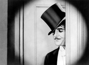 Max Linder in dem von ihm inszenierten Film "Seven Years Bad Luck" (1921); Quelle: Wikipedia bzw. Wikimedia Commons; Urheber: unbekannt; Diese Bild- oder Mediendatei ist gemeinfrei, weil ihre urheberrechtliche Schutzfrist abgelaufen ist. Dies gilt für die Europäische Union, die Vereinigten Staaten, Australien und alle weiteren Staaten mit einer gesetzlichen Schutzfrist von 70 Jahren nach dem Tod des Urhebers.