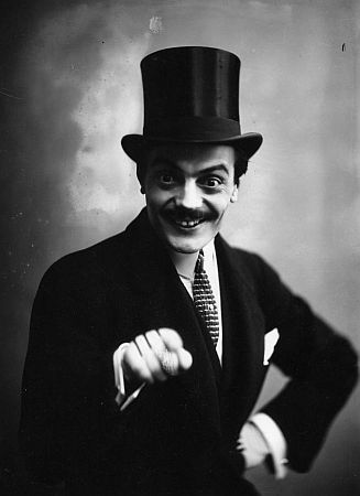 Max Linder im November 1913; Urheber: Carl Oswald Bulla (1855–1929); Quelle: Wikimedia Commons; Lizenz: gemeinfrei