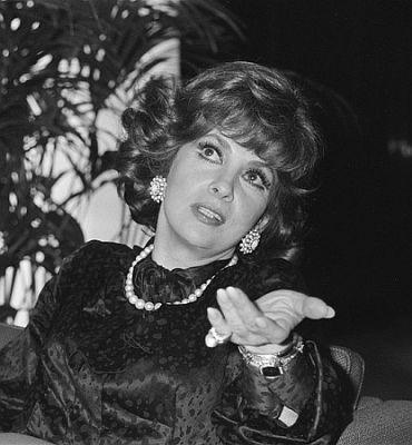 Gina Lollobrigida Anfang Dezember 1980; Rechteinhaber: Nationaal Archief (Den Haag, Rijksfotoarchief; Bestandsnummer: 931-1985); Urheber/Fotograf: Croes, Rob C. / Anefo; Quelle: Wikimedia Commons; Lizenz:www.gahetna.nl/over-ons/open-data / CC BY-SA 3.0 NL