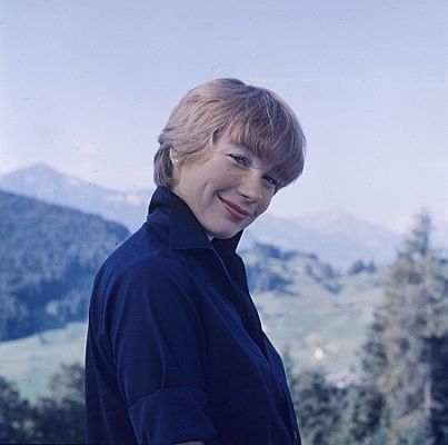 Shirley MacLaine 1960 whrend eines Besuchs in der Schweiz; Dieses Bild stammt aus der Sammlung (Bildarchiv1))  der ETH-Bibliothek1) und wurde auf Wikimedia Commons im Rahmen einer Kooperation mit Wikimedia CH verffentlicht; Quelle: www.e-pics.ethz.ch; Urheber: Hans Gerber; (Com_C09-126-002); Lizenz: CC BY-SA 4.0