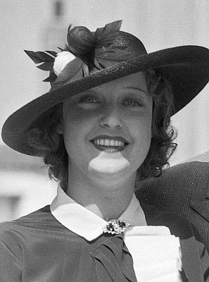 Jeanette MacDonald Anfang Mai 1934; Quelle: Wikimedia Commons (Ausschnitt des Originalfotos) von "UCLA Library Digital Collection"; Urheber: "Los Angeles Times"; Lizenz: CC BY 4.0 Deed