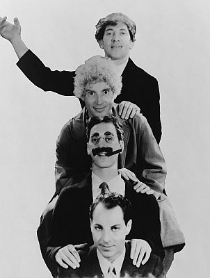 Die Marx Brothers (von oben nach unten) Chico, Harpo, Groucho und Zeppo im Jahre 1931 (Fotografie von Ralph F. Stitt ("Rivoli Theatre")); Quelle: Wikimedia Commons: Dieses Bild ist unter der digitalen ID cph.3c26207 in der Abteilung fr Drucke und Fotografien der US-amerikanischen "Library of Congress" abrufbar; Genehmigung: No copyright found; checked by staff December 2000