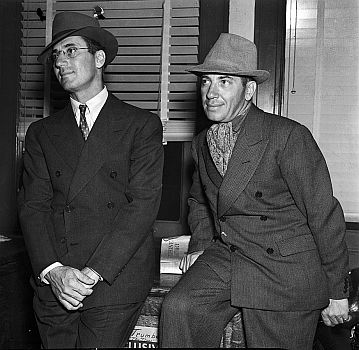 Groucho Marx (links) mit Bruder Chico 1937; Quelle: Wikimedia Commons (Ausschnitt des Originalfotos) von "UCLA Library Digital Collection"; Urheber: "Los Angeles Daily News"; Lizenz: CC BY 4.0 Deed