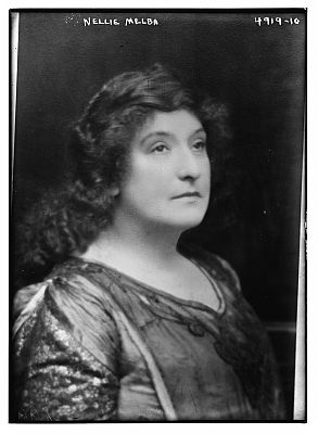 Nellie Melba ca. 1915–1920; dieses Foto von Dame Nellie Melba ist Bestandteil der "George Grantham Bain collection" der US-amerikanischen "Library of Congress"1), abrufbar unter der digitalen ID ggbain.28839 in der Abteilung für Drucke und Fotografien: gemäß der Bibliothek gibt es keine Copyright Restriktionen.