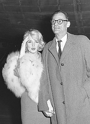 Marilyn Monroe und Ehemann Arthur Miller Anfang November 1959; Quelle: Wikimedia Commons (Ausschnitt des Originalfotos) von "UCLA Library Digital Collection";Urheber: "Los Angeles Times"; Lizenz: CC BY 4.0 Deed