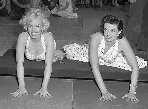 Marilyn Monroe und Jane Russell 1953 vor dem "Graumans Chinese Theatre": Quelle: Wikimedia Commons von "UCLA Library Digital Collection"; Urheber: "Los Angeles Times"; Lizenz: CC BY 4.0 Deed