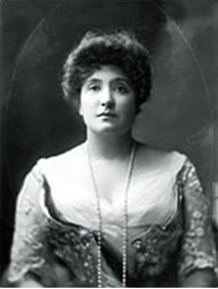 Nellie Melba fotografiert von Henry Walter Barnett (1862 – 1934); Quelle: Wikipedia (englisch) von "State Library of New South Wales"; Diese Bild- oder Mediendatei ist gemeinfrei, weil ihre urheberrechtliche Schutzfrist abgelaufen ist.