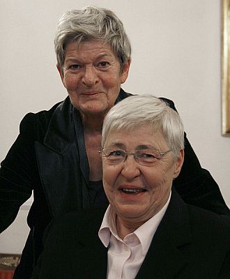 Elisabeth Orth (stehend) und die frühere sterreichische Politikerin Johanna Dohnal im Oktober 2008 Urheber: Manfred Werner / Tsui; Lizenz: CC BY-SA 3.0; Quelle: Wikimedia Commons