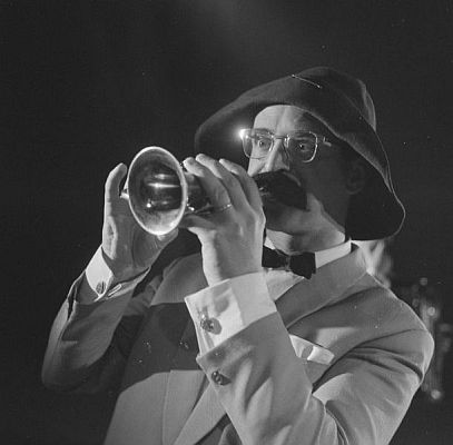 HazyOsterwald Ende Oktober 1961 bei Aufnahmen in den "Cinetone Studios" in Amsterdam; Rechteinhaber: Nationaal Archief (Den Haag, Rijksfotoarchief; Bestandsnummer: 913-1095); Urheber/Fotograf: Jac de Nijs  / Anefo; Quelle: Wikimedia Commons; Lizenz:www.gahetna.nl/over-ons/open-data / CC BY-SA 3.0 NL