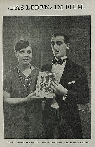 "Das Leben"Im Film: Ossi Oswalda und Siegfried Arno in dem "Ama"-Stummfilm "Schatz, mach' Kasse" (1926) in der illustrierten Zeitschrift "Das Leben" (4.1926/27, H.7, Januar); Quelle: Wikimedia Commons von arthistoricum.net bzw. digital.slub-dresden.de; Urheber; Unbekannter Fotograf; Lizenz: gemeinfrei