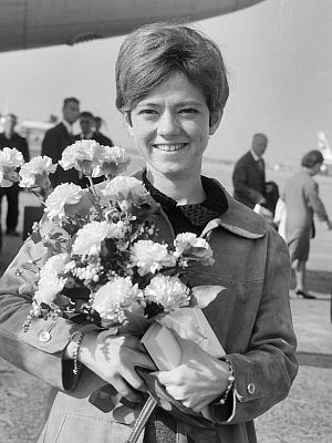 Rita Pavone am 1. Oktober 1965 bei ihrer Ankunft in den Niederlanden anl�sslich der "Grand Gala du Disque"; Rechteinhaber: Nationaal Archief1) (Den Haag, Rijksfotoarchief; Bestandsnummer: 918-2507) Urheber/Fotograf: Joop van Bilsen / Anefo; Quelle: Wikimedia Commons (Ausschnitt des Originalfotos); Lizenz:&nbsp;CC0 1.0 (Verzicht auf das Copyright)