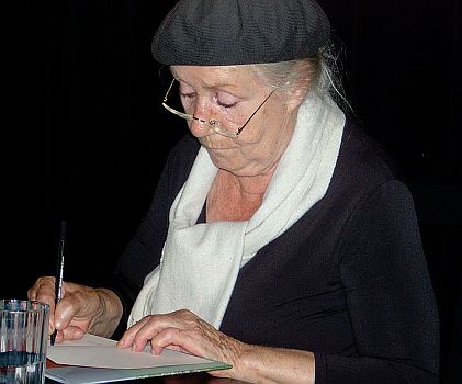 Käthe Reichel signiert ihr Buch "Windbriefe an den Herrn b.b." am 17. August 2006; Urheber: SpreeTom; Lizenz: CC BY-SA 3.0; Quelle: Wikimedia Commons