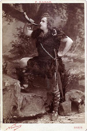 Jean de Reszke ca. 1896 als Wagners "Siegfried",fotografiert von Gaspard-Félix Tournachon*), Pseudonym Nadar (1820 – 1910); Quelle: Wikimedia Commons