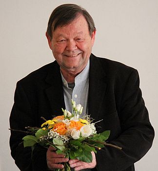 Ernst-Georg Schwill 2013 anlsslich einer Lesung in der "Galerie Lobeda-West" in Jena; Urheber : Wikimedia-User: Indeedous; Lizenz: Gemeinfreiheit; Quelle: Wikimedia Commons